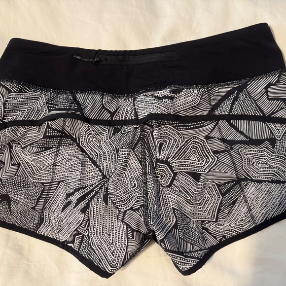 Lululemon Speed Up Low-Rise Short 2.5” - Picture 2 of 4